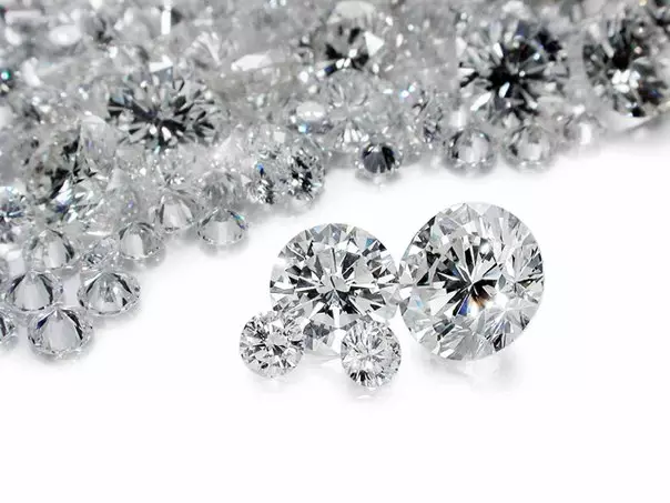 Awọn fọto Swarovski (66 Awọn fọto): Gbigba Awoṣe eruku, gbigba tuntun pẹlu awọn kirisita ati awọn okuta, lile pẹlu awọn rhinestones ati awọn eegun 3024_54