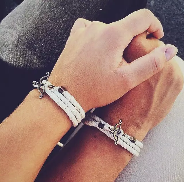 Paired Bracelets (94 mga larawan): Mga modelo para sa mga mag-asawa na may ukit at may isang inskripsiyon, mga pakpak at kawalang-hanggan, mga rehistradong batang babae 3028_46