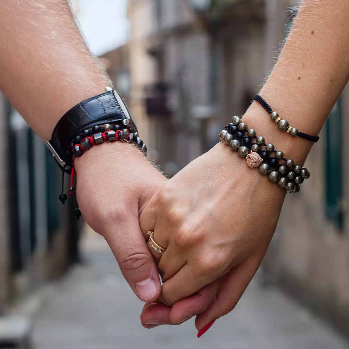 Paired Bracelets (94 foto's): Modellen foar pearen mei gravure en mei in ynskripsje, wjukken en ûneinigens, registrearre famkes 3028_47