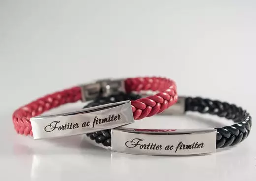 Paired Bracelets (94 mga larawan): Mga modelo para sa mga mag-asawa na may ukit at may isang inskripsiyon, mga pakpak at kawalang-hanggan, mga rehistradong batang babae 3028_71