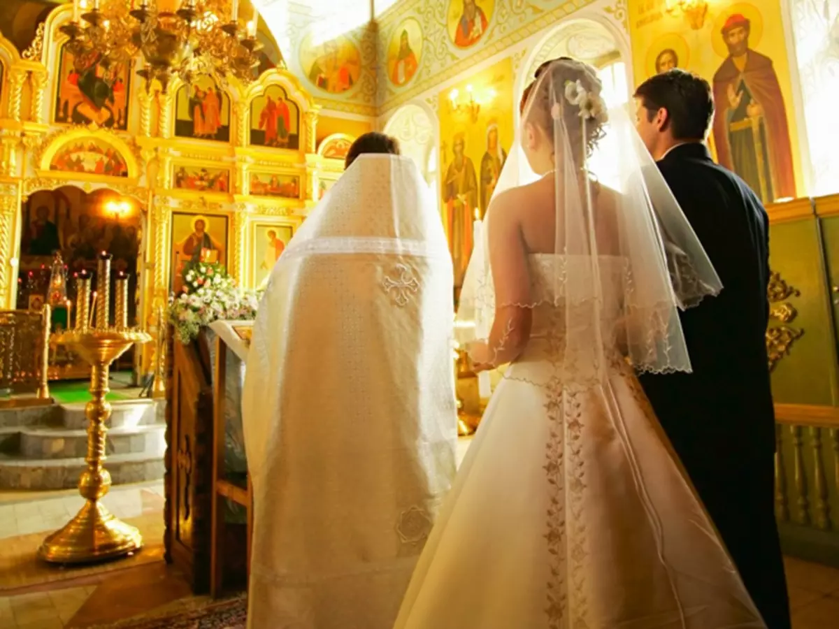 14 октября 2015. Жених и невеста в церкви. Церемония венчания в церкви. Свадьба венчание. Свадьба в церкви.