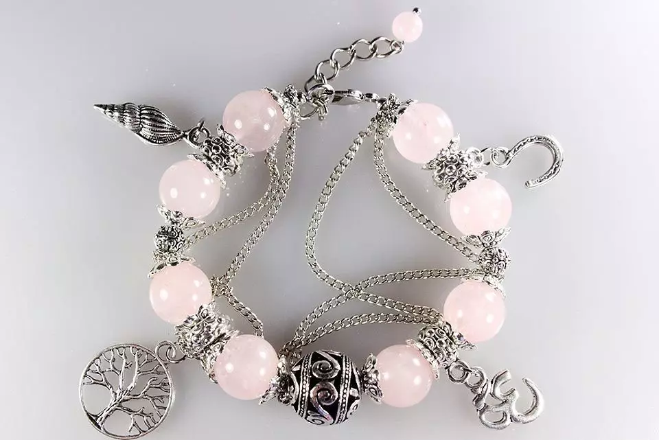 Bracelet de quartz rose (62 photos): modèles avec des pierres de sucre pour attirer l'amour, sur quelle mesure il porte correctement, propriétés 3037_10