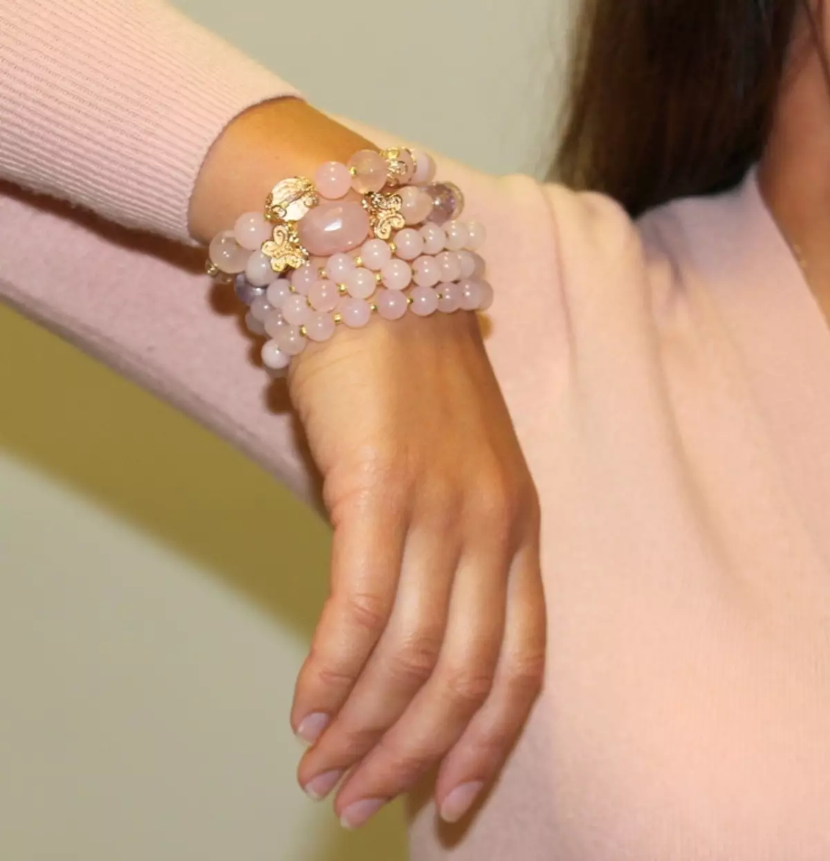 Braccialetto al quarzo rosa (62 foto): modelli con pietre zucchera per attirare l'amore, su quale mano si indossa correttamente, proprietà 3037_11