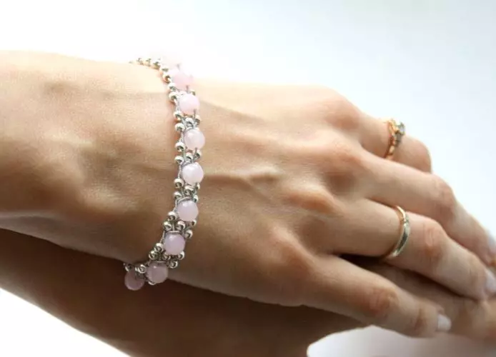 Gelang Rose Quartz (62 Foto): Model nganggo watu gula kanggo narik kawigaten, ing tangan sing nganggo kanthi bener, sifat 3037_15