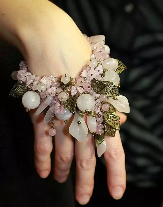 Rose Quartz Bracelet (62 wêne): Modelên bi kevirên şekir re ku evînê bikişînin, li ser çi destê wê bi baldarî tê de, taybetmendî 3037_16