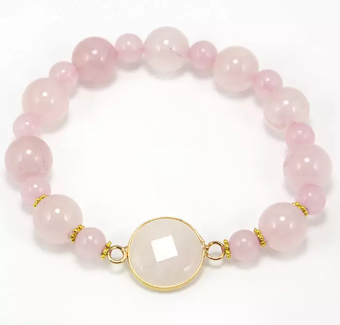 Rose Quartz Braslè (62 foto): Modèl ak wòch sik yo atire renmen, sou sa ki men li se byen mete, Pwopriyete 3037_20