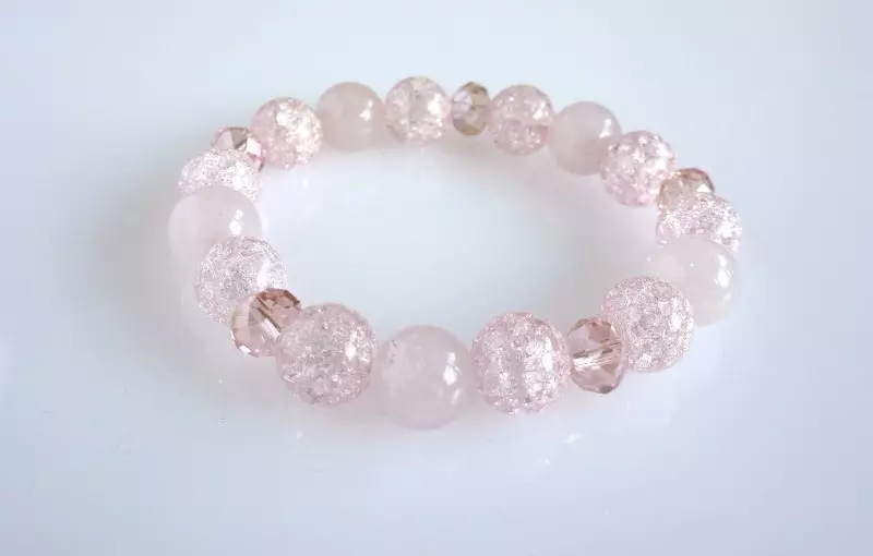 Rose Quartz Braslè (62 foto): Modèl ak wòch sik yo atire renmen, sou sa ki men li se byen mete, Pwopriyete 3037_21