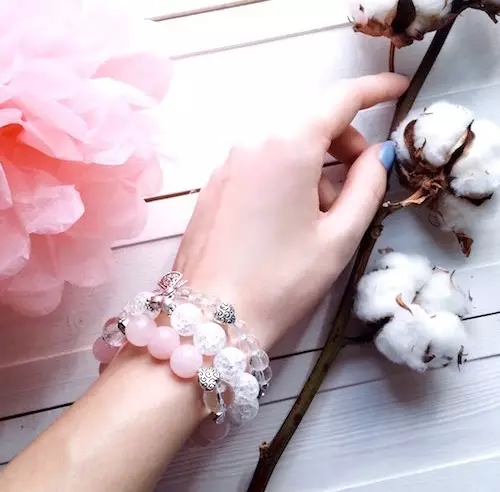 Bracelet de quartz rose (62 photos): modèles avec des pierres de sucre pour attirer l'amour, sur quelle mesure il porte correctement, propriétés 3037_24
