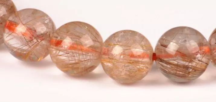 Bracelet de quartz rose (62 photos): modèles avec des pierres de sucre pour attirer l'amour, sur quelle mesure il porte correctement, propriétés 3037_25
