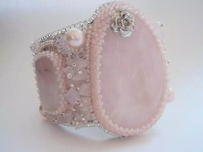 polsera de quars rosa (62 fotos): models amb pedres de sucre per atreure l'amor, en el que la mà que porta adequadament, propietats 3037_29