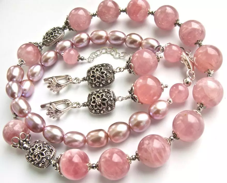 Bracelet de quartz rose (62 photos): modèles avec des pierres de sucre pour attirer l'amour, sur quelle mesure il porte correctement, propriétés 3037_33