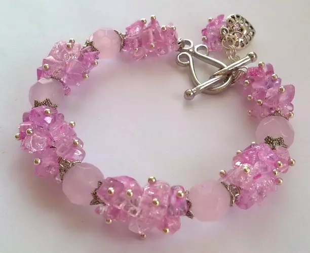 Braccialetto al quarzo rosa (62 foto): modelli con pietre zucchera per attirare l'amore, su quale mano si indossa correttamente, proprietà 3037_35