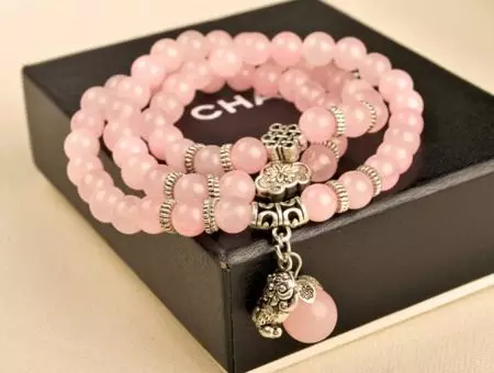 Rose Quartz Bracelet (62 Mga Litrato): Mga Modelo nga adunay mga Sugar Stones aron madani ang gugma, kung unsa ang bahin nga gisul-ob sa husto, mga kabtangan 3037_38