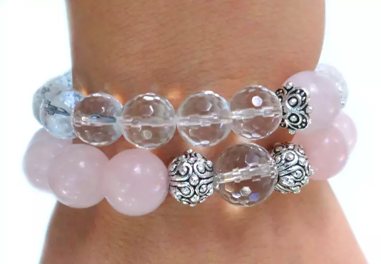 ສາຍແຂນ Rose Quartz (62 ຮູບ): ແບບທີ່ມີແກນນ້ໍາຕານເພື່ອດຶງດູດຄວາມຮັກ, ໃນມືທີ່ມັນນຸ່ງເຄື່ອງທີ່ເຫມາະສົມ, ຄຸນສົມບັດ 3037_44