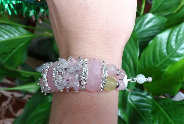 Bracelet de quartz rose (62 photos): modèles avec des pierres de sucre pour attirer l'amour, sur quelle mesure il porte correctement, propriétés 3037_45