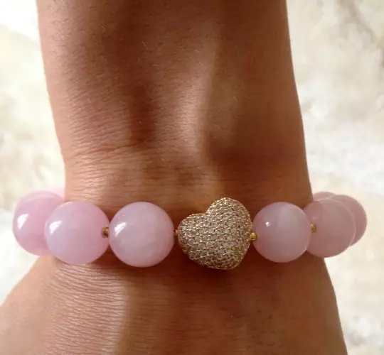 Bracelet de quartz rose (62 photos): modèles avec des pierres de sucre pour attirer l'amour, sur quelle mesure il porte correctement, propriétés 3037_46