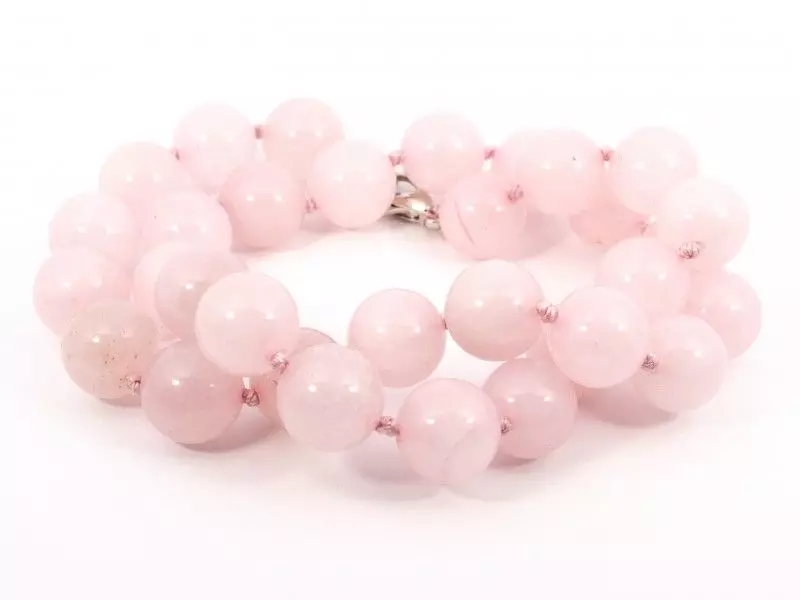 Rose Quartz Braslè (62 foto): Modèl ak wòch sik yo atire renmen, sou sa ki men li se byen mete, Pwopriyete 3037_49