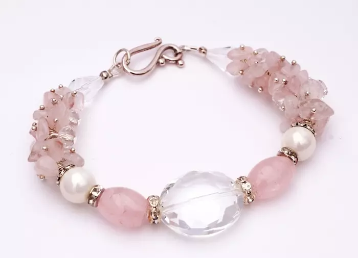 Gelang Rose Quartz (62 Foto): Model nganggo watu gula kanggo narik kawigaten, ing tangan sing nganggo kanthi bener, sifat 3037_52