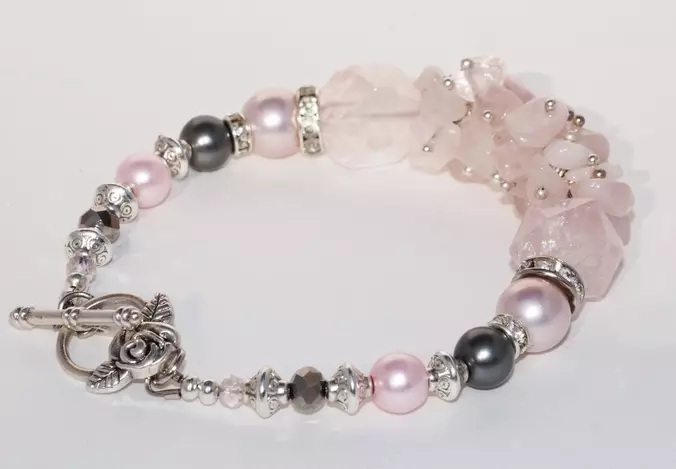 Gelang Rose Quartz (62 Foto): Model nganggo watu gula kanggo narik kawigaten, ing tangan sing nganggo kanthi bener, sifat 3037_53