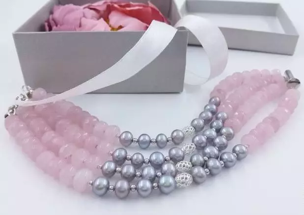 Bracelet de quartz rose (62 photos): modèles avec des pierres de sucre pour attirer l'amour, sur quelle mesure il porte correctement, propriétés 3037_6