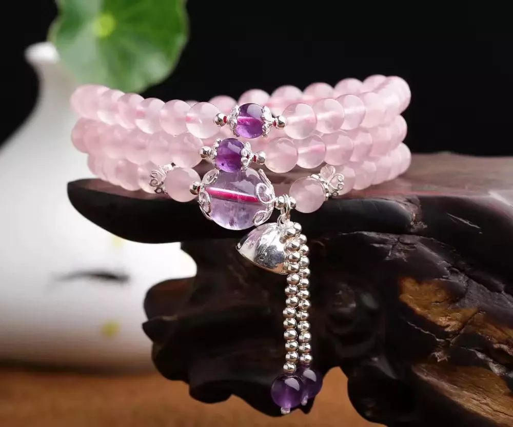 Rose Quartz Bracelet (62 wêne): Modelên bi kevirên şekir re ku evînê bikişînin, li ser çi destê wê bi baldarî tê de, taybetmendî 3037_61