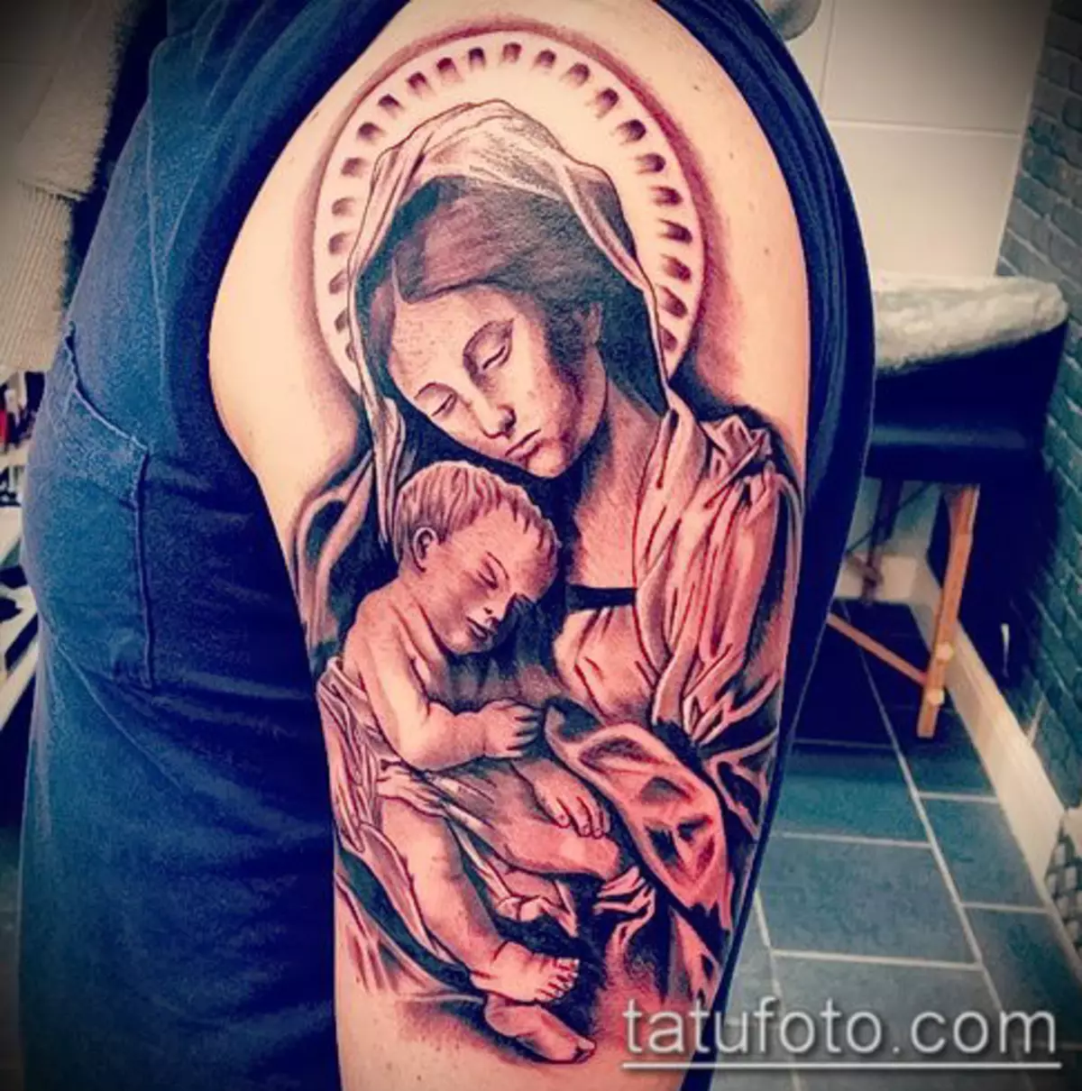 Tattoo „Jungfrau Maria“: Skizzen und Bedeutungen, Tätowierung auf der Hand und an der Schulter in Form der Ikonen der Gottesmutter mit einem Baby auf der Brust, anderen Optionen Tattoo 303_14