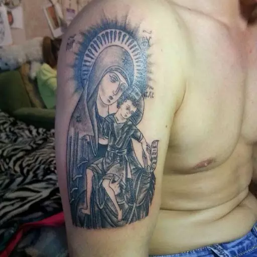 Tattoo „Jungfrau Maria“: Skizzen und Bedeutungen, Tätowierung auf der Hand und an der Schulter in Form der Ikonen der Gottesmutter mit einem Baby auf der Brust, anderen Optionen Tattoo 303_16