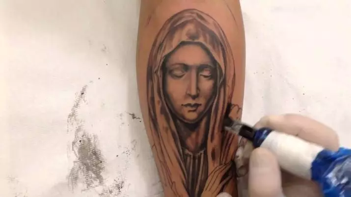 Tattoo "Virgjër Maria": Skica dhe kuptime, tatuazh në dorë dhe në shpatull në formën e ikonave të nënës së Perëndisë me një fëmijë në gjoks, opsionet e tjera të tatuazheve