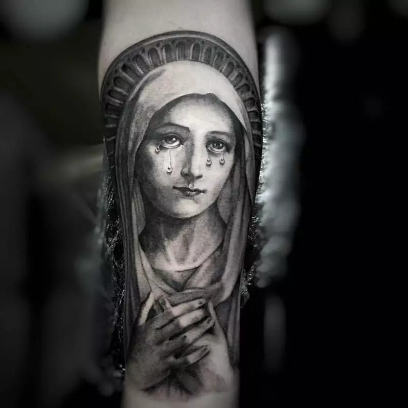 Tattoo „Jungfrau Maria“: Skizzen und Bedeutungen, Tätowierung auf der Hand und an der Schulter in Form der Ikonen der Gottesmutter mit einem Baby auf der Brust, anderen Optionen Tattoo 303_23