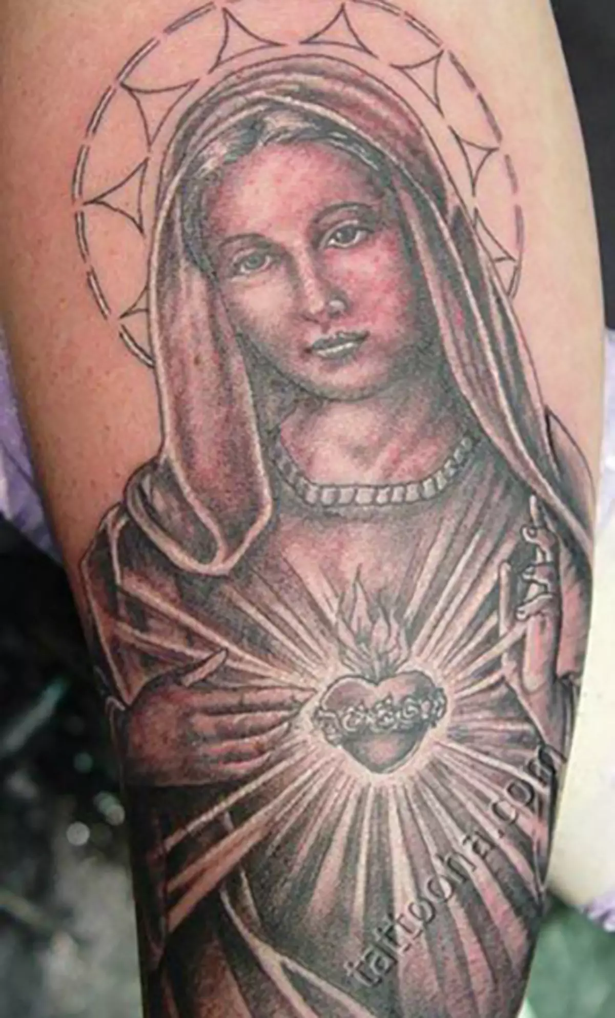 Tattoo „Jungfrau Maria“: Skizzen und Bedeutungen, Tätowierung auf der Hand und an der Schulter in Form der Ikonen der Gottesmutter mit einem Baby auf der Brust, anderen Optionen Tattoo 303_26