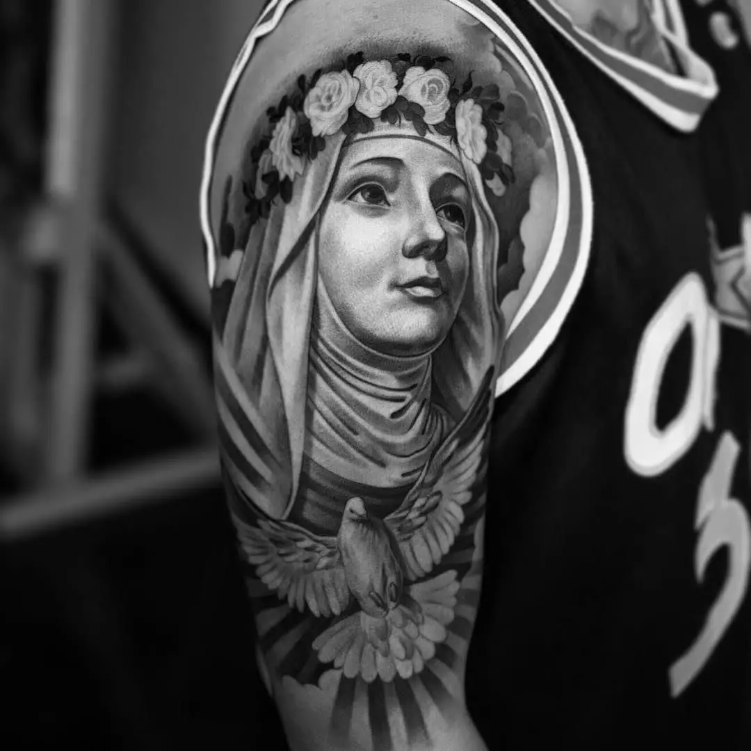 Tattoo „Jungfrau Maria“: Skizzen und Bedeutungen, Tätowierung auf der Hand und an der Schulter in Form der Ikonen der Gottesmutter mit einem Baby auf der Brust, anderen Optionen Tattoo 303_29