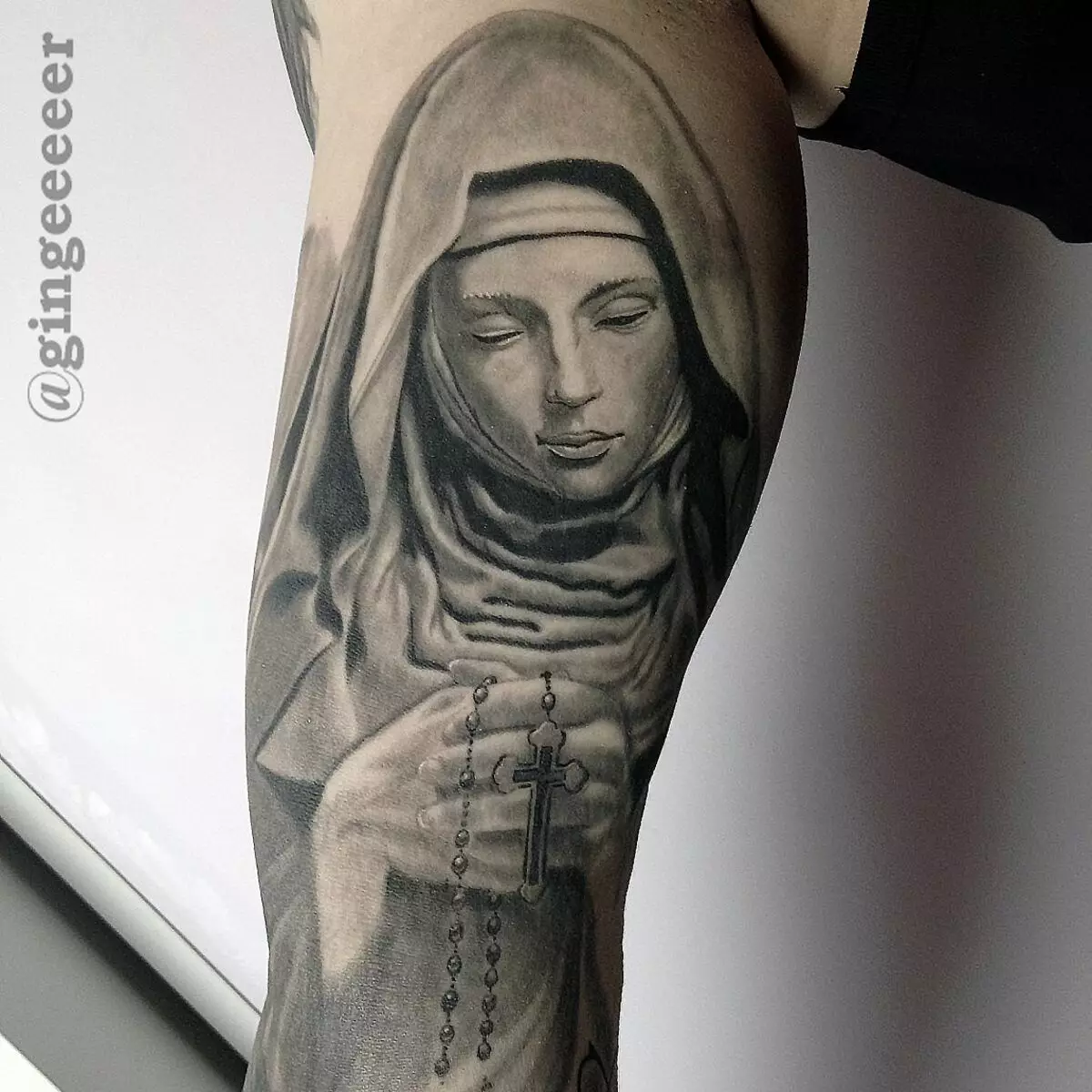 Tattoo „Jungfrau Maria“: Skizzen und Bedeutungen, Tätowierung auf der Hand und an der Schulter in Form der Ikonen der Gottesmutter mit einem Baby auf der Brust, anderen Optionen Tattoo 303_30