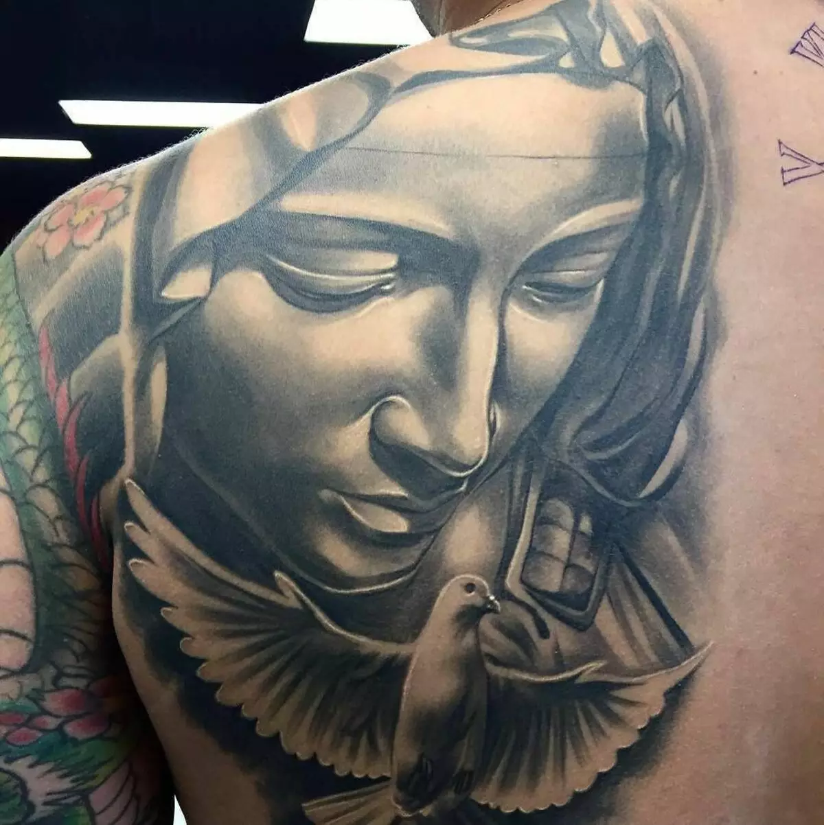 Tattoo „Jungfrau Maria“: Skizzen und Bedeutungen, Tätowierung auf der Hand und an der Schulter in Form der Ikonen der Gottesmutter mit einem Baby auf der Brust, anderen Optionen Tattoo 303_35