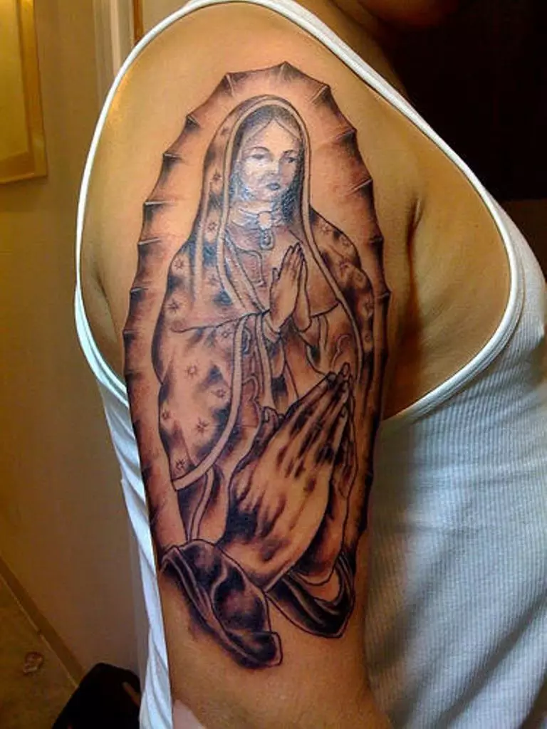 Tattoo „Jungfrau Maria“: Skizzen und Bedeutungen, Tätowierung auf der Hand und an der Schulter in Form der Ikonen der Gottesmutter mit einem Baby auf der Brust, anderen Optionen Tattoo 303_37