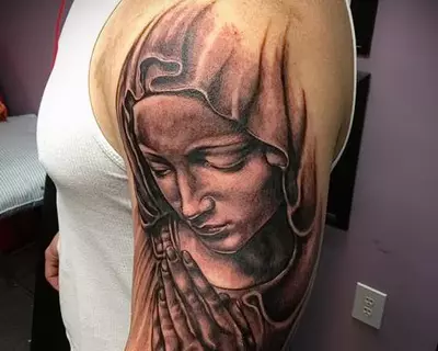 Tattoo „Jungfrau Maria“: Skizzen und Bedeutungen, Tätowierung auf der Hand und an der Schulter in Form der Ikonen der Gottesmutter mit einem Baby auf der Brust, anderen Optionen Tattoo 303_4