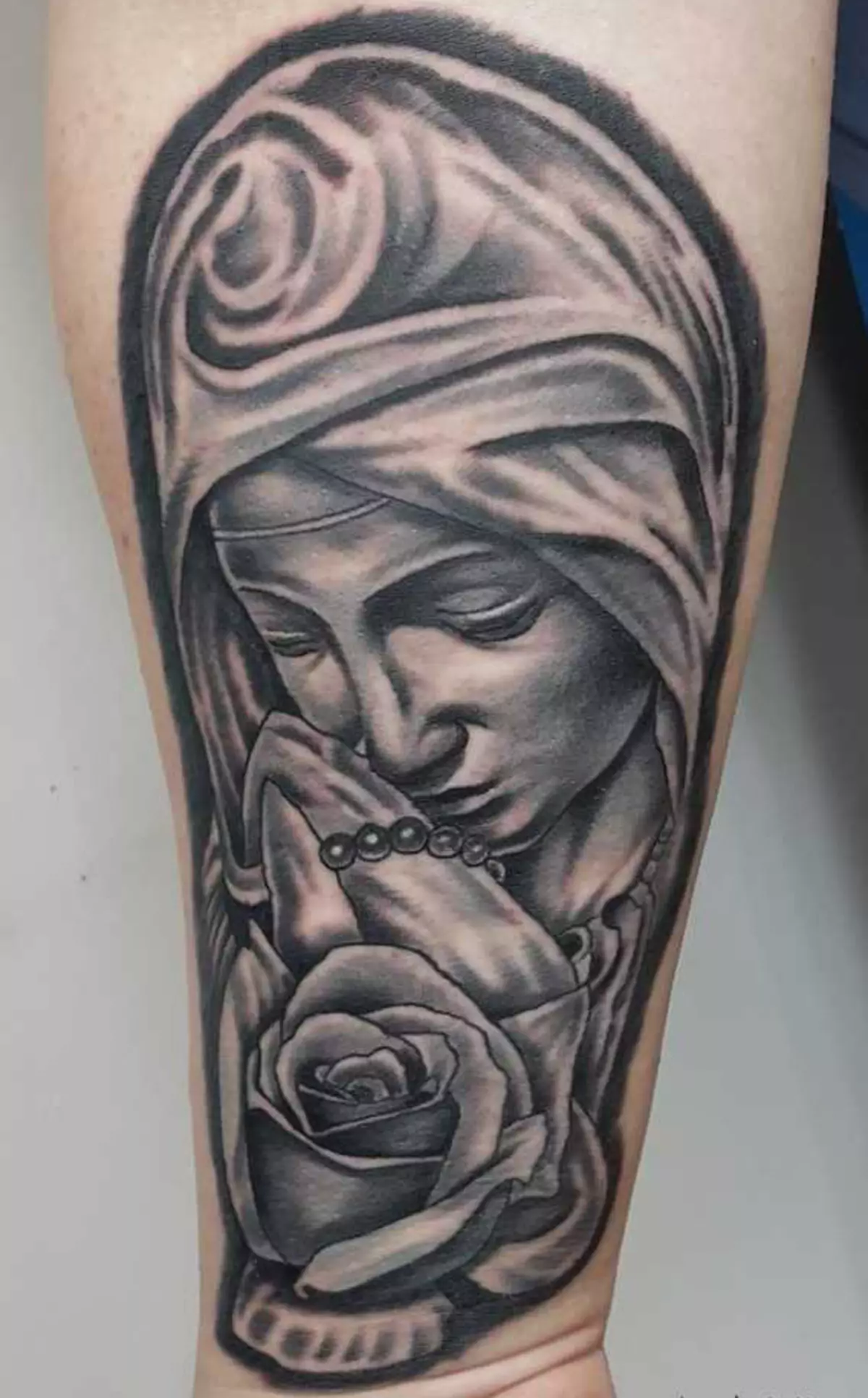 Tattoo „Jungfrau Maria“: Skizzen und Bedeutungen, Tätowierung auf der Hand und an der Schulter in Form der Ikonen der Gottesmutter mit einem Baby auf der Brust, anderen Optionen Tattoo 303_7