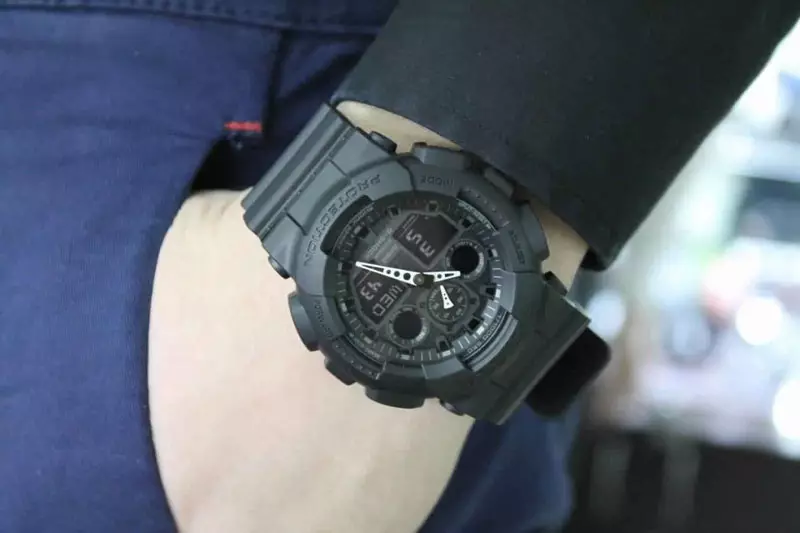 Casio Watch-iň bilezigi (60 surat): demir bileti nädip gysgaltmaly, gije-gündiziň ahyrkydygyny nädip almalydygyny, asyl nusgasyny nädip tapawutlandyrmaly 3040_56