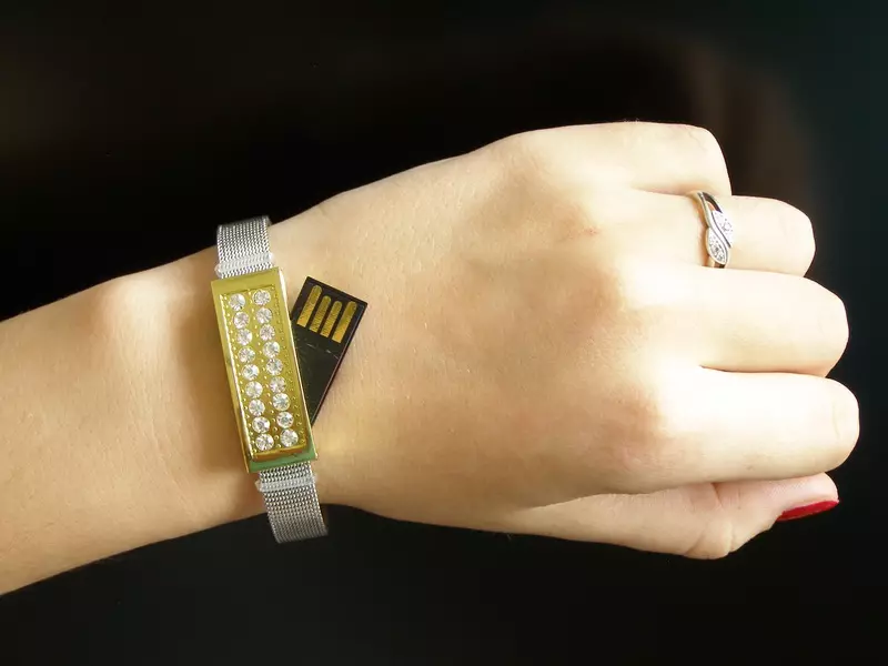 Flash-Laufwerk-Armband (22 Fotos): USB-Modelle an der Hand mit Logo, weißer Schlaf und andere Farbe 3043_11