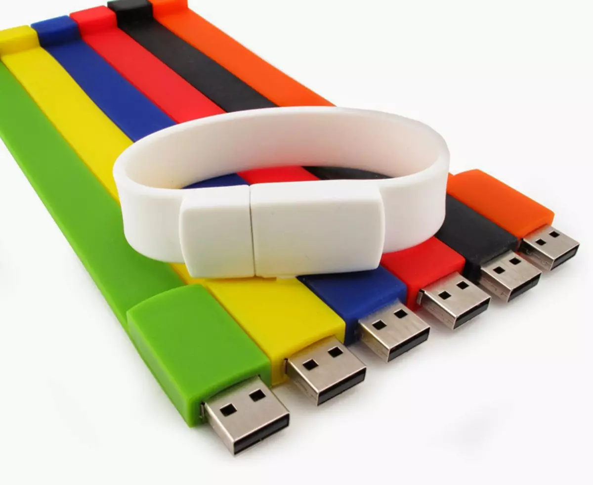 Флеш диск нараквица (22 фотографии): USB модели на рака со лого, бел сон и друга боја 3043_12