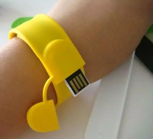 Flash-Laufwerk-Armband (22 Fotos): USB-Modelle an der Hand mit Logo, weißer Schlaf und andere Farbe 3043_16