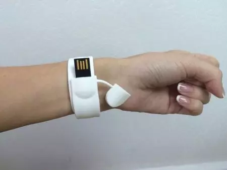 Flash Drive Bracelet (22 foto): Model USB di tangan dengan logo, tidur putih dan warna lainnya 3043_2