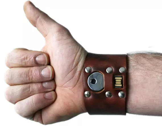 Flash Drive Armband (22 myndir): USB-gerðir á hendi með lógó, hvítum svefn og öðrum litum 3043_5