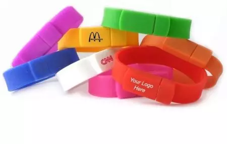 Flash Drive Bracelet (22 foto): Model USB di tangan dengan logo, tidur putih dan warna lainnya 3043_9