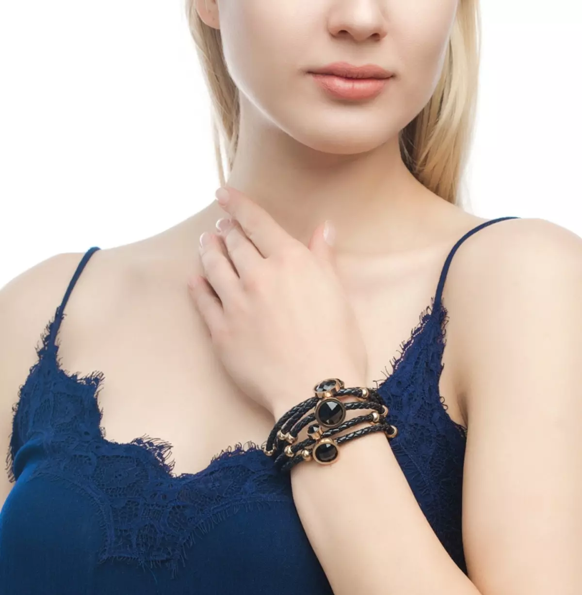 Sunbrilaj braceletoj (98 fotoj): inaj modeloj kun tekstila ĉarmo, perloj kaj diamantoj, kolektaj opcioj, recenzoj 3045_75