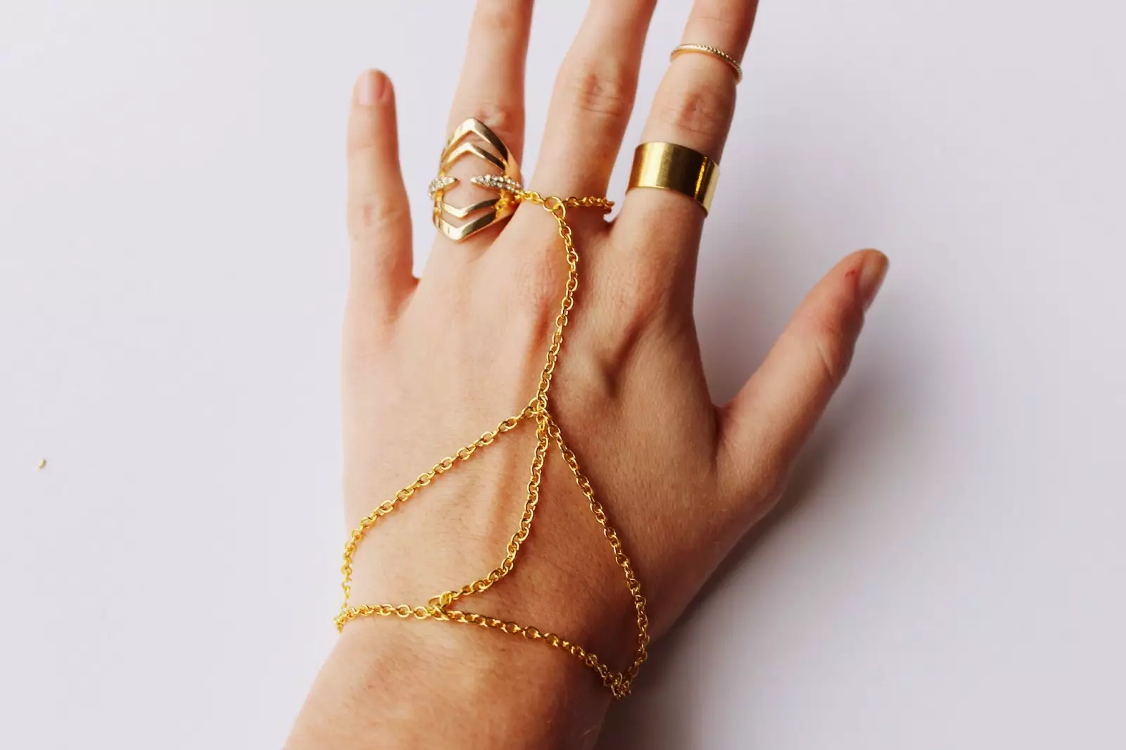 Lanț brățară (46 fotografii): modele de lanț pentru femei pe mâini, bijuterii și bijuterii 3049_2