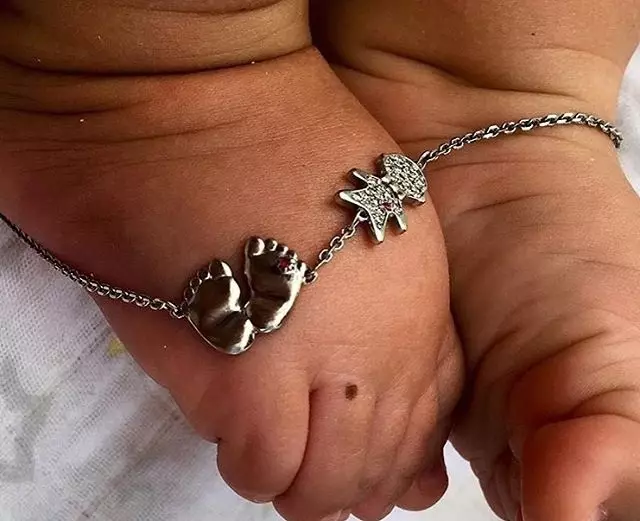 دستبند با ویژگی های کودکان (77 عکس): مدل برای مادران برای تولد دختران طلا، نقره یا سیلیکون 3061_35