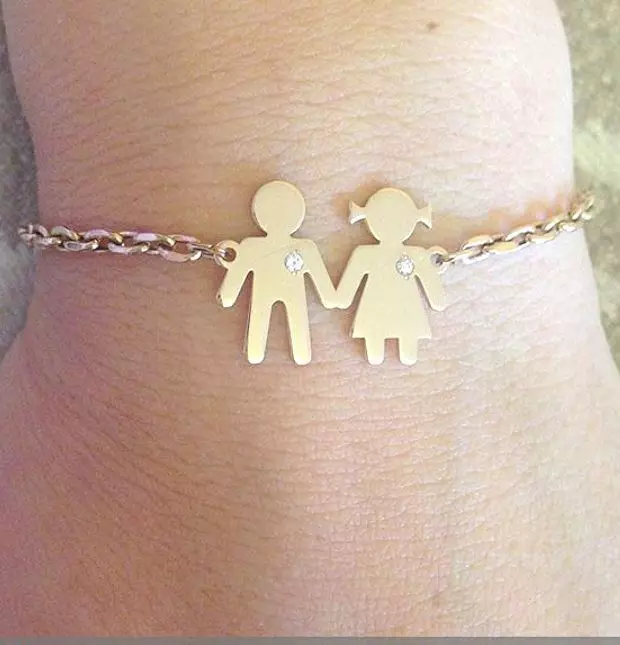 دستبند با ویژگی های کودکان (77 عکس): مدل برای مادران برای تولد دختران طلا، نقره یا سیلیکون 3061_37