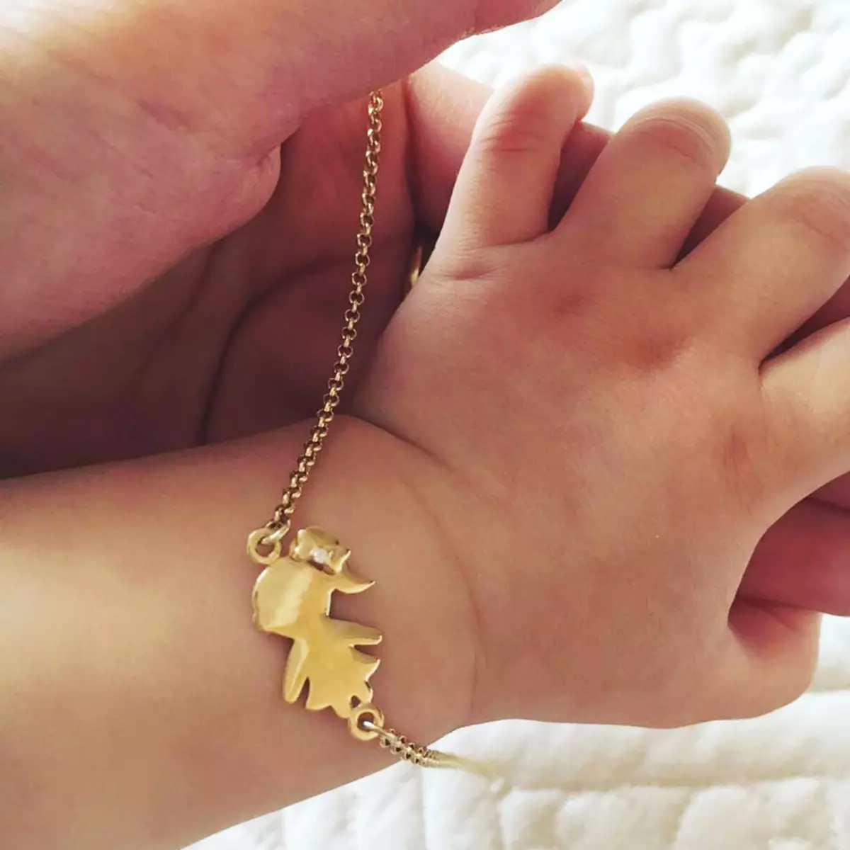 دستبند با ویژگی های کودکان (77 عکس): مدل برای مادران برای تولد دختران طلا، نقره یا سیلیکون 3061_74