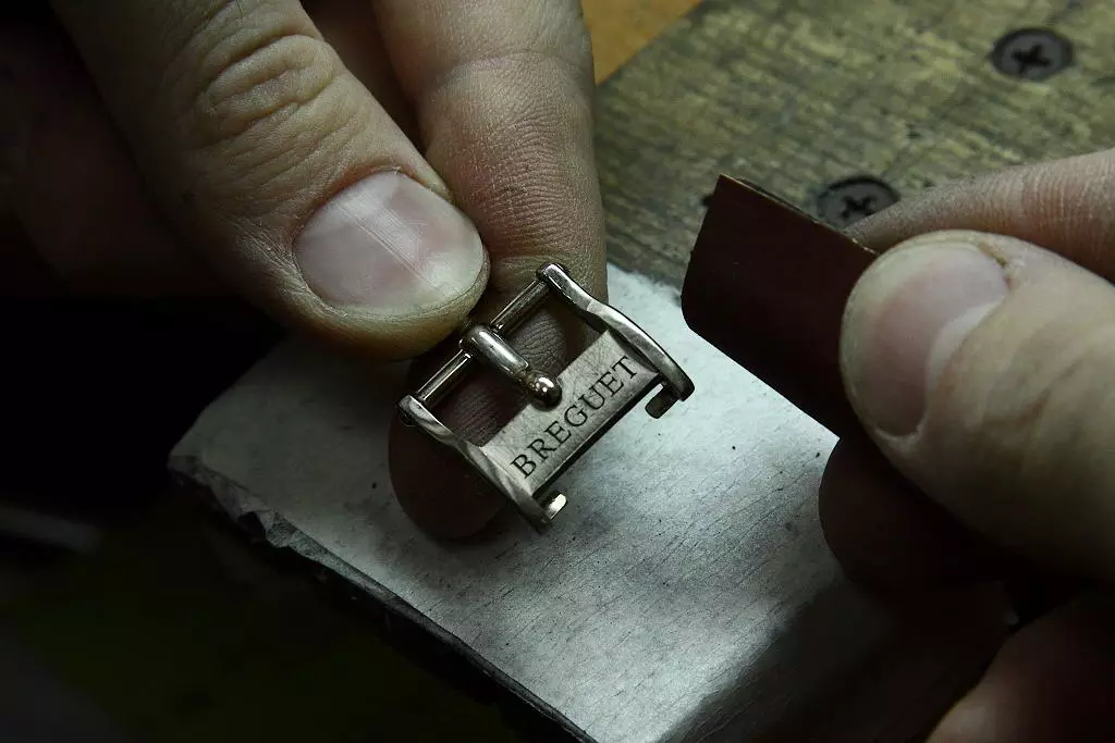 Metal Bracelet fir Stonnen (71 Fotoen): Wéi schaarf weiblech Handgelenk Modeller vu schwaarz a wäiss, wéi se botzen 3066_54