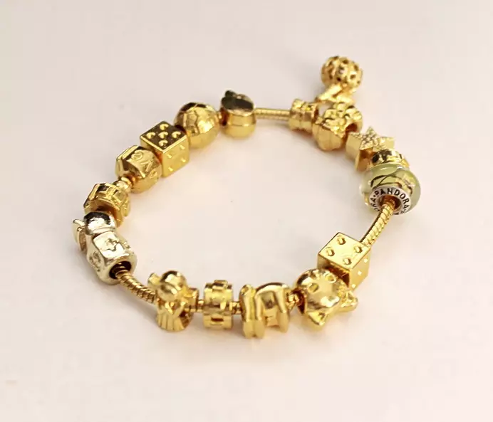 Gold Bracelet Pandora (Amafoto 38): icyitegererezo gifite igikundiro cya feza hamwe na zahabu, uruhu na zahabu, gusubiramo 3068_28